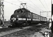168256 Afbeelding van een electrisch treinstel mat. 1957 (Benelux) van de N.S. nabij Leidschendam.